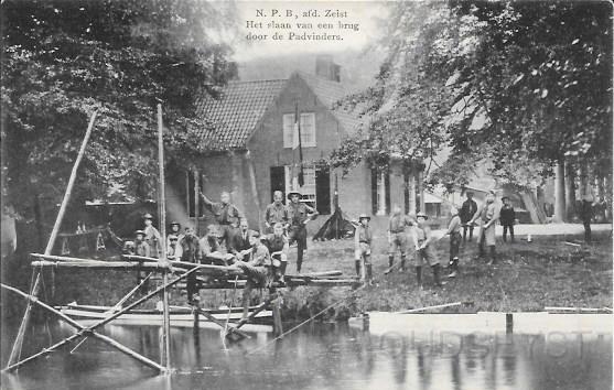 Het Slot en omgeving0012, C. Polderman Waterigeweg 10 t.o Griffensteynselaan. 1914.jpg - N.P.B., afdeling Zeist. Het slaan van een brug door de padvinders zijn hier te gast bij C. Polderman aan de Waterigeweg 10, ter hoogte van de Griffensteijnselaan. De Tuinmanswoning van het Zeister Slot met bijgebouwen en bijhorend land dat in de buurt van de brug over de Zeister Grift is in 1932 gesloopt in verband met aanleg van de Hernhuttersingel. Opname van 1914.